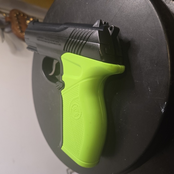 Crosman Z11 Zombie Eliminator Air Soft With Black and Green Holster - Picture 6 of 6